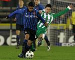 Club Brugges Ronald Vargas (forrest) løber fra  St.-Etienne-spilleren Daisuke Matsui i 1-1-kampen for en uge siden. Vargas udlignede for Club Brugge. 