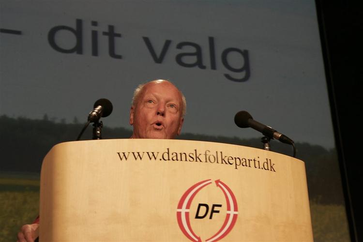 DF's Ole Hyltoft melder sig frivilligt, hvis det skulle knibe med at finde en DR-næstformand. Her er Hyltoft på talerstolen ved Dansk Folkepartis landsmøde i 2005. 