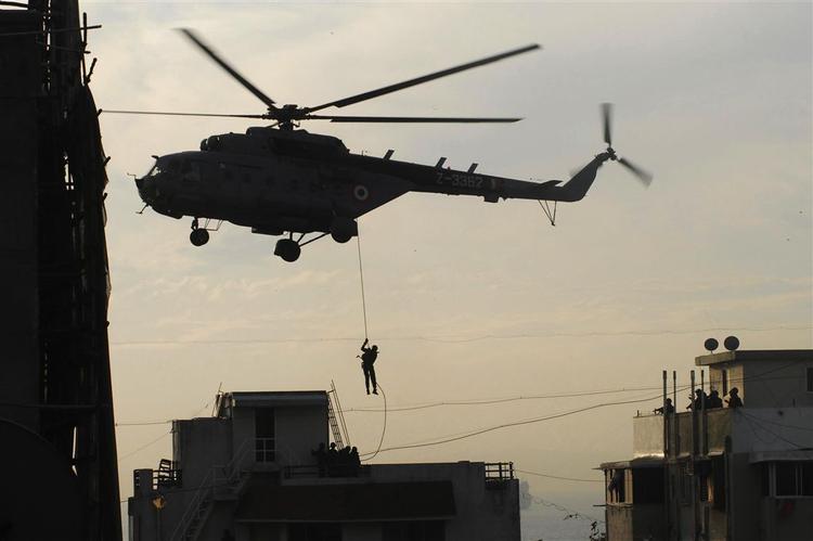 Indien frygter et nyt terrorangreb, muligvis fra luften. Her er indiske kommandosoldater i aktion under terrorangrebet i Mumbai. Arkivfoto. 