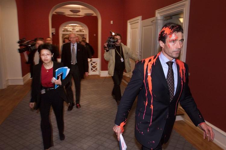 Statsminister Anders Fogh Rasmussen blev i 2003 overhældt med  rød maling - en aktion som Pernille Rosenkrantz-Theil dengang ikke ville tage afstand fra. 