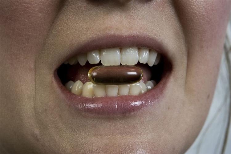 Kræftens Bekæmpelse anbefaler, at man ved hjælp af en blodprøve får tjekket mængden af D-vitamin i sit blod, før man begynder at proppe sig med kosttilskud. Arkivfoto. 