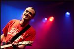 På 'Ode to J. Smith' satser Travis på en hårdere og umiddelbart mere ambitiøs linje, der måske nok er inspireret af amerikanske R.E.M. eller ligefrem White Stripes, men ender med blot at banke rust af det gamle skrog i en lang, bankende køre. 