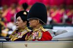 Thailands Kong Bhumibol Adulyadaj og dronning Sirikit passerer garden 2. december. 