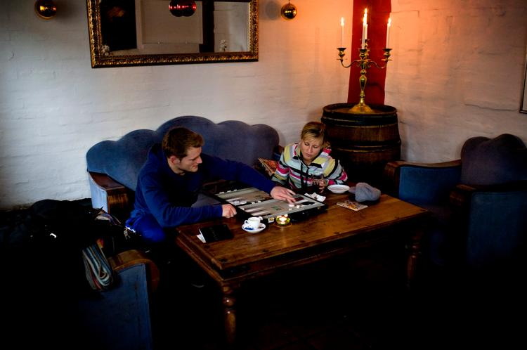 Café Cornelius byder på varm atmosfære og klassiske caféretter lige over for spillestedet Amager Bio.  Foto: Jonas Pryner Andersen 