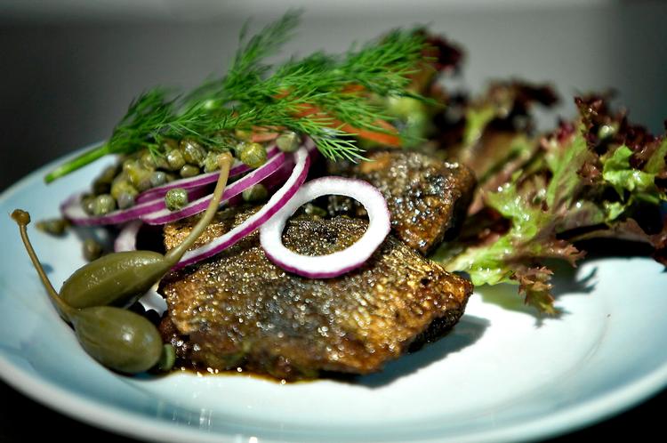 I Lauras Køkken serveres der danske smørrebrødsklassikere - som hjemmelavet, lun sild med rødløg og kapers. Foto: Miriam Dalsgaard