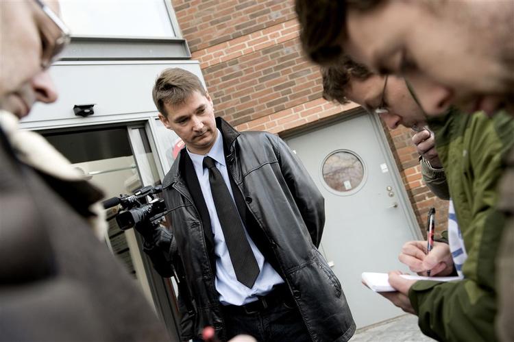 Vicestatsadvokat Per Justesen bekræfter, at voldssagen mod Stein Baggers partner nu er en del af efterforskningen af svindelaffæren. 