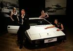 Ansatte i auktionshuset Bonham's prøver at skabe lidt James Bond-stemning rundt om den hvide Lotus fra 007-filmen. Bilen er nu solgt til en amerikaner. 
