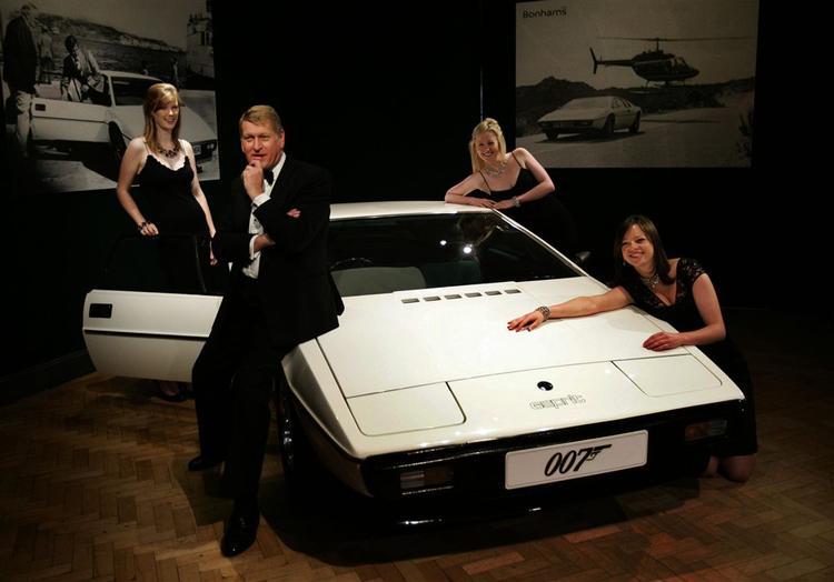 Ansatte i auktionshuset Bonham's prøver at skabe lidt James Bond-stemning rundt om den hvide Lotus fra 007-filmen. Bilen er nu solgt til en amerikaner. 