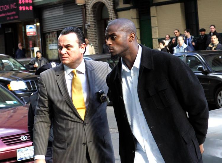 Plaxico Burress (til højre) på vej i retten i New York. 