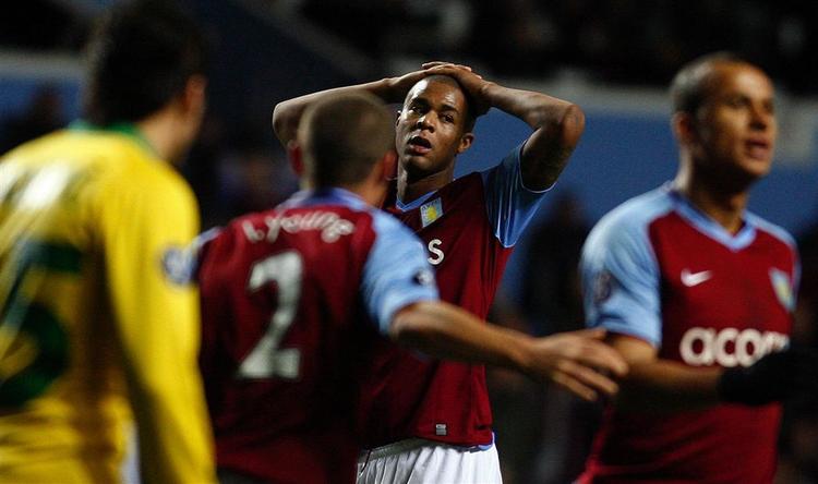 Aston Villas Zat Knight (i midten) ser alt andet end tilfreds ud efter en Zilina-scoring. 