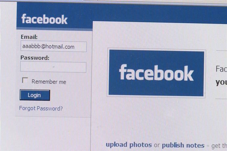 1,6 millioner danskere er på Facebook, mens næsten lige så mange helt fravælger internettet. 