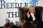 J.K. Rowling læser op for 200 skolebørn ved et teselskab i parlamentet i Edinburgh i går. 