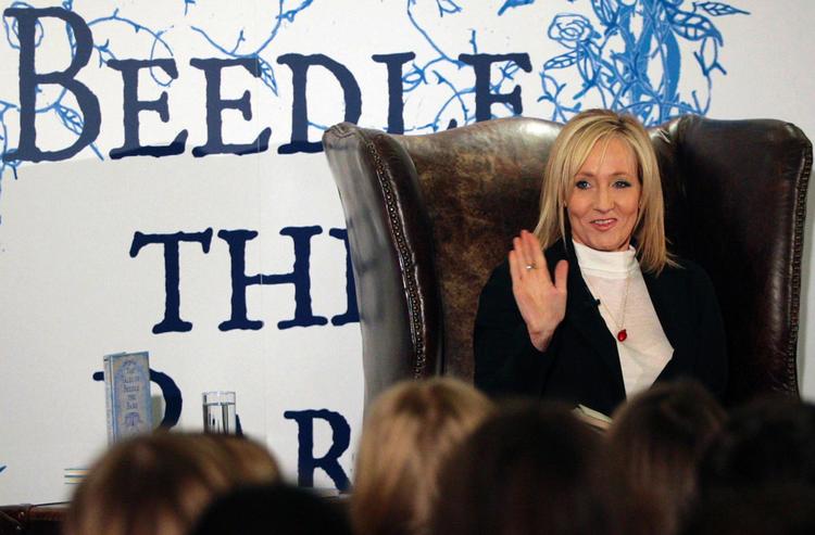 J.K. Rowling læser op for 200 skolebørn ved et teselskab i parlamentet i Edinburgh i går. 