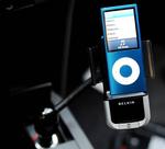 Holderen sidder med en bøjelig arm fast i bilens cigartænder. Musikken fra iPoden kan så overføres til bilradioen. Dog ikke helt uden problemer. 