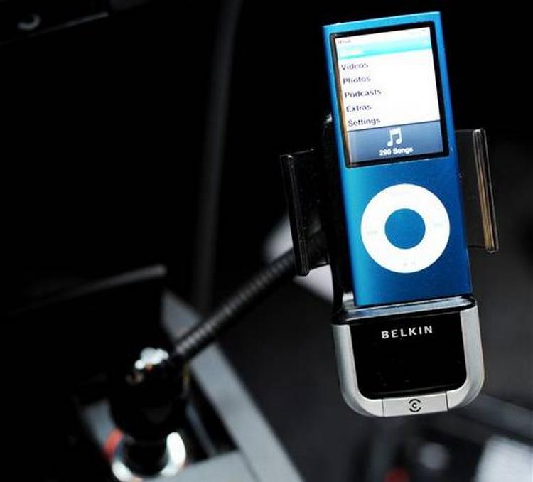 Holderen sidder med en bøjelig arm fast i bilens cigartænder. Musikken fra iPoden kan så overføres til bilradioen. Dog ikke helt uden problemer. 