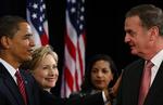 USA's kommende præsident, Barack Obama, yderst til venstre, smiler til den sikkedshedspolitiske rådgiver James Jones, yderst til højre.  I baggrunden Hillary Clinton, kommende udenrigsminister, og kommende FN-ambassadør Susan Rice. 