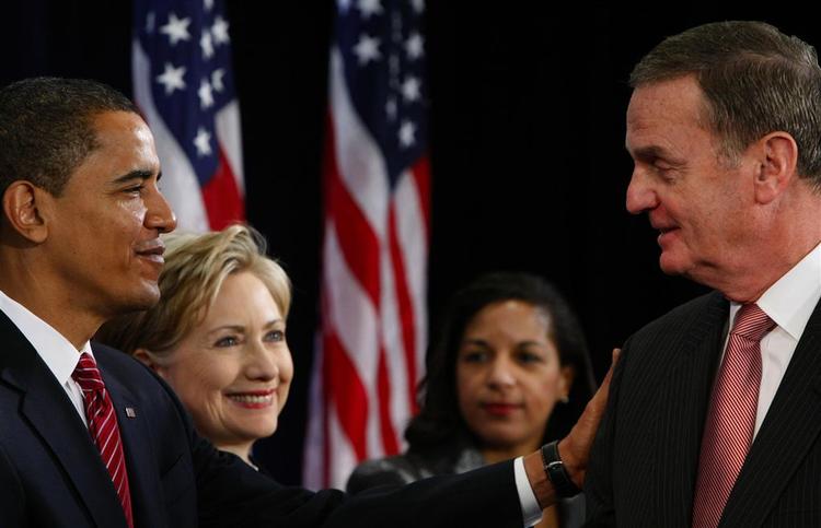 USA's kommende præsident, Barack Obama, yderst til venstre, smiler til den sikkedshedspolitiske rådgiver James Jones, yderst til højre.  I baggrunden Hillary Clinton, kommende udenrigsminister, og kommende FN-ambassadør Susan Rice. 