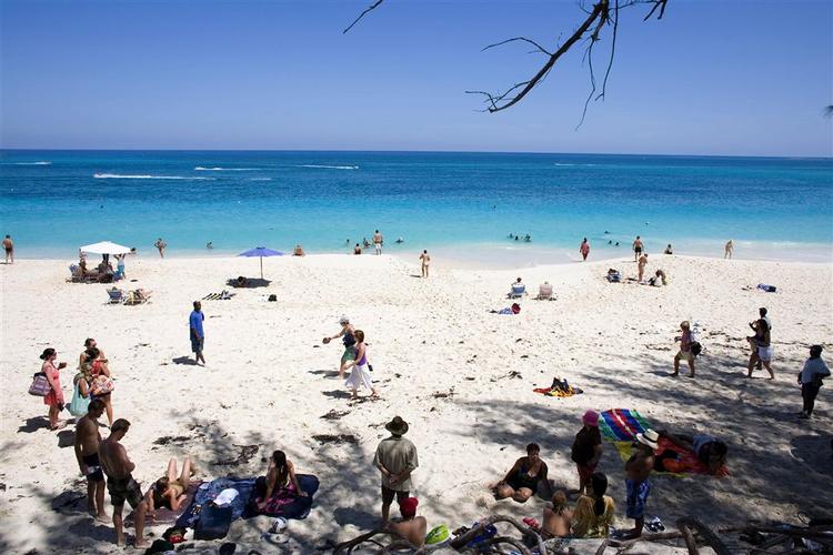 Sådan ser der ud på stranden ved Nassau på Bahamas. 