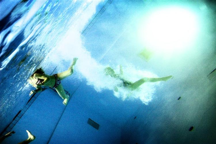 Kultur- og Fritidsforvaltningen har besluttet, at navnet på Bellahøjs nye svømmehal lægges ud i udbud for private sponsorater. Her ses badende i DGI-Byens svømmebassin. 