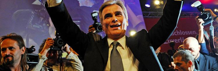 Selvfejring. I tirsdags blev Østrigs nye koalitionsregering med socialdemokraterne (SPÖ) og de konservative (ÖVP) formelt præsenteret. Her ses den socialdemokratiske leder og nye kansler, Werner Faymann, ved valget i september. Foto: Andreas Schaade 
