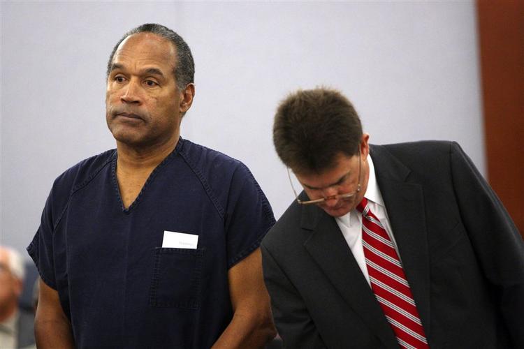 Den tidligere sportsstjerne og skuespiller OJ Simpson er blevet idømt 15 år fængsel. 