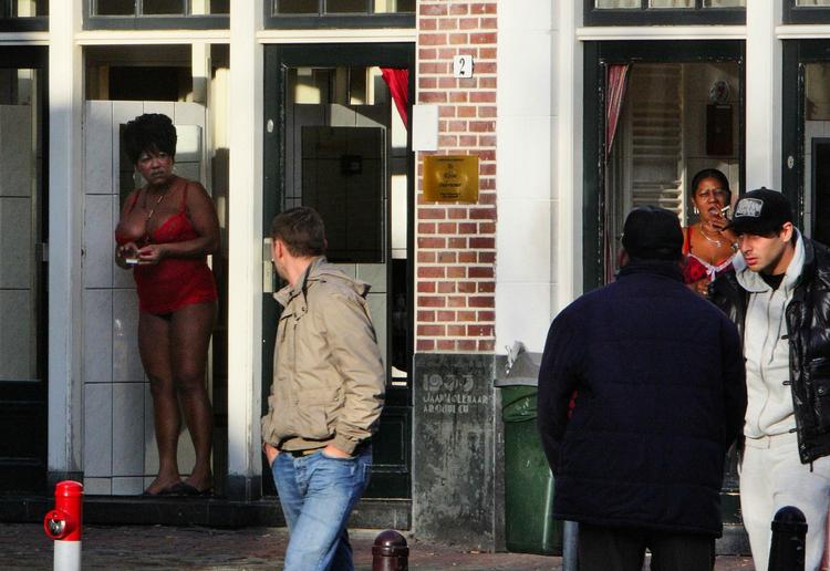 Kom inden for i varmestuen. Verdens ældste erhverv overlever i Amsterdams centrum, omend lettere beskåret. 