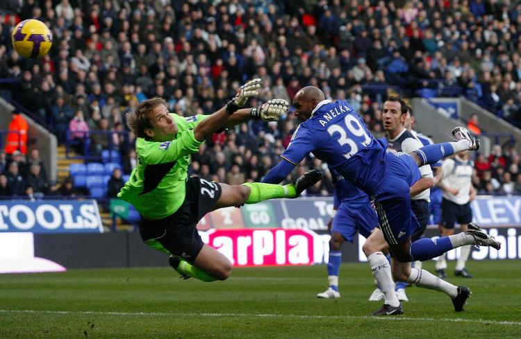 Chelseas Nicolas Anelka sender bolden ind mod Bolton. 