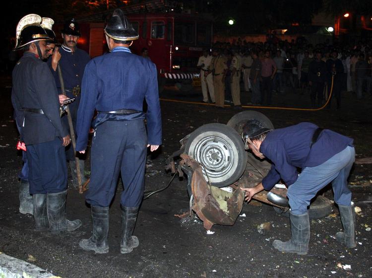Oprydningsarbejde efter terrorangrebet i Mumbai. 