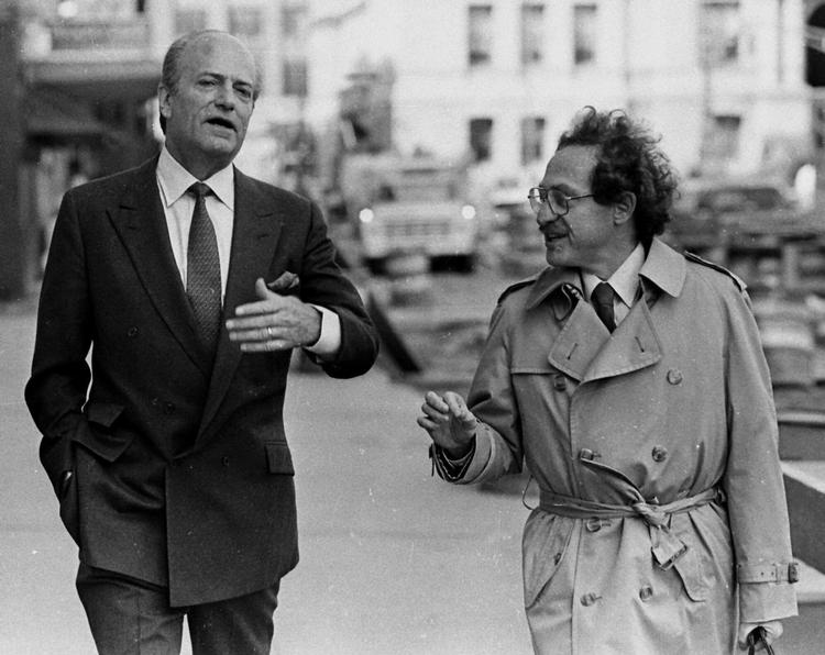 Claus von B¨low i 1985 på vej til retsmøde med sin forsvarer, Alan Dershowitz. 