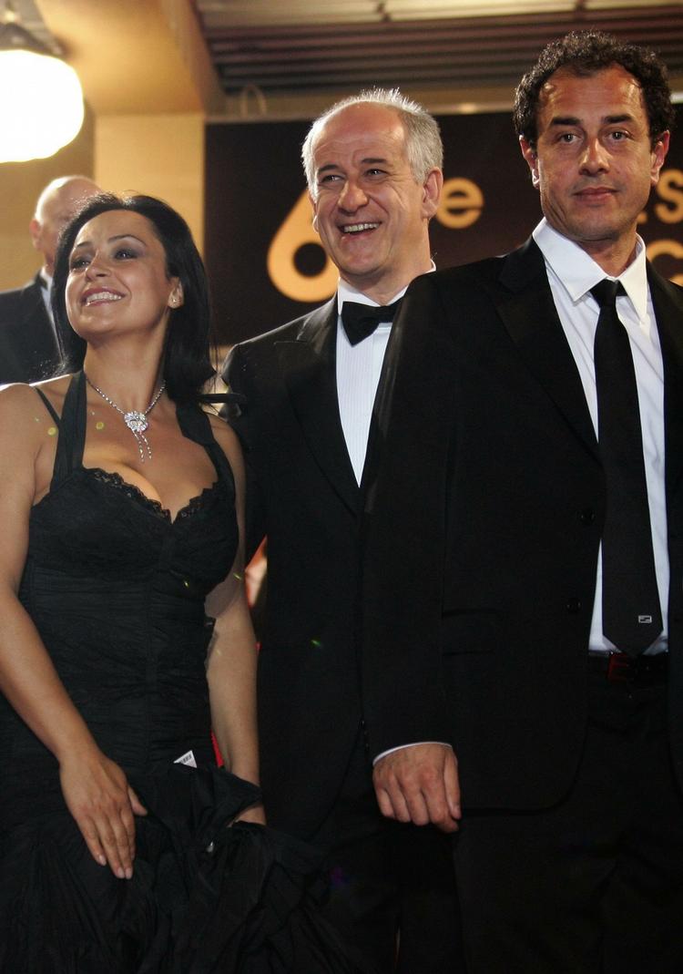 Toni Servillo (i midten) sammen med skuespillerinden Maria Nazionale og Matteo Garrone (instruktør) blev med filmen Gomorra de helt store vindere ved prisuddelingen i Forum, København. Arkivfoto. 