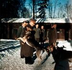 Hitler på gåtur med hunden Blondi og venner ved Berghof 1942-43. Foto: Walter Frenz