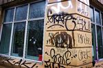 Hvis man bor i et nabolag, hvor graffiti og affald er en del af gadebilledet, er sandsynligheden for, at man bryder reglerne stigende. Arkivfoto. 