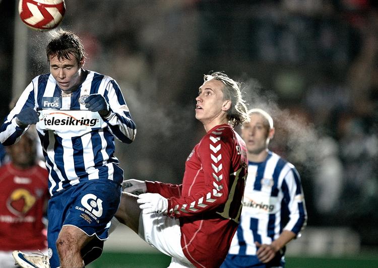 Brian Nielsen (i midten) bragte Vejle foran, men Vejle måtte nøjes med 1-1 hjemme mod Esbjerg. 