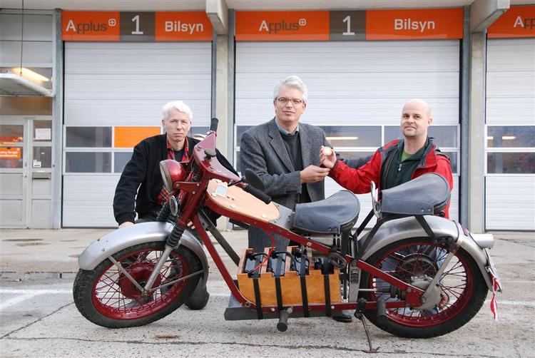 Denne Nimbus kører på el.Motoren fra en gulvvaskemaskine sidder under forsædet, og de fire serieforbundne batterier der hvor motoren normalt sidder. I baggrunden ses fra venstre: Kim Scholer, skribent på Nimbus Tidende, Arne Willerslev-Legrand, adm. dir i Applus+ Bilsyn og Axel Boisen, forskningstekniker på Københavns Universitet og indehaver af motorcyklen. 