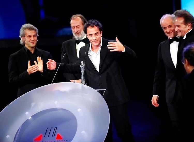 De italienske prisvindere for 'Gomorra', produceren Domenico Procacci, hovedrolleindehaveren Toni Servillo og instruktøren Matteo Garrone. 'Gomorra' løb siger og skriver med alt, okay næsten alt, ved årets European  Film Awards, nu i Forum i København.  Foto: Jens dige/Polfoto 