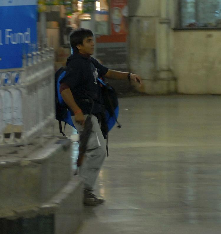Den eneste overlevende terrorist fra angrebet i Mumbai ses her på et overvågningskamera. Manden oplyste under forhør, at han er medlem af Lashkar-e-Taiba. Og samtidig navngav hos gruppens operationsleder Zaki-ur-Rehman Lakhvi som hovedhjernen bag angrebet. Arkivfoto. 