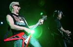 Heavymetalbandet Scorpions fortryder pladecover med nøgen pige. Her optræder de i Dubai tidligere i år. Arkivfoto. 