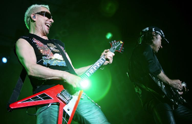 Heavymetalbandet Scorpions fortryder pladecover med nøgen pige. Her optræder de i Dubai tidligere i år. Arkivfoto. 