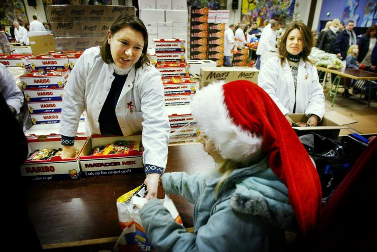 Budgettet til julemad, julepynt, tøj og arrangementer er barberet ned fra 2.010 til 980 kroner i husstande, der tjener mindre end 299.999 kroner om året. Mange familier har ansøgt om julehjælp. (Arkivfoto) 