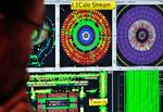 Ansatte på CERN kontrollerer forsøget med at genskabe 'big bang' på en computer 10. september, før maskinen måtte lukkes ned. Arkivfoto. 
