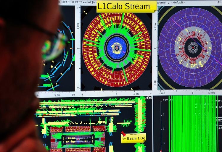 Ansatte på CERN kontrollerer forsøget med at genskabe 'big bang' på en computer 10. september, før maskinen måtte lukkes ned. Arkivfoto. 