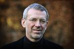 »Det kunne med udgangspunkt i samfundets interesser være en idé, om staten ville investere vækstkapital i bankerne for at give mere rum for udlån til det danske samfund«, siger Peter Schütze, formand for Finansrådet. 