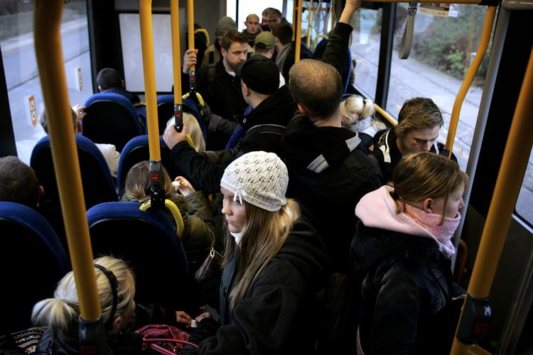 Sådan ser det i 300S ud klokken 12, når det ikke er myldretid. Om morgenen og eftermiddagen må folk sidde over og vente på tre busser, inden de klan komme med. 