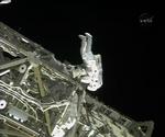 Værktøjskassen blev tabt i november af astronauten Heidemarie Stefanyshyn-Piper, da hun var på rumvandring. Her ses en af hendes kollegaer fra Endeavour. 