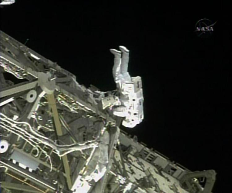 Værktøjskassen blev tabt i november af astronauten Heidemarie Stefanyshyn-Piper, da hun var på rumvandring. Her ses en af hendes kollegaer fra Endeavour. 