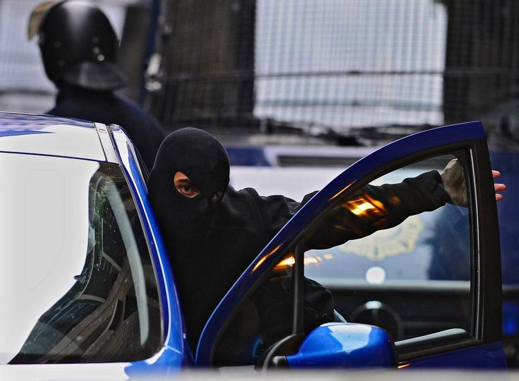 Spansk politi anholdt tidligere på året ETA's militære leder. Nu har betjente som ham på billedet også fået den formodede afløser bag tremmer. Arkivfoto 