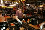 Carey Earl slider ved samlebåndet med en Ford F150 på en fabrik i Michigan. Bilfabrikken er hårdt ramt af finanskrisen. 
