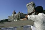En mand kigger på Hotel Taj Mahal i Mumbai, Indien, hvor helvede brød løs, da terrorister i 60 timer angreb byen i slutningen af november og dræbte mindst 181 personer. 