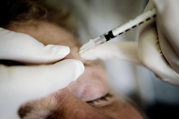 Nogle af kvinderne har fået alvorlige infektioner, som har ført til vansiringer i ansigtet efter behandlingerne med geleen Aquamid. 
