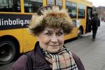 Lela Olsen kender til det med at stå når op, når hun kører bus. 